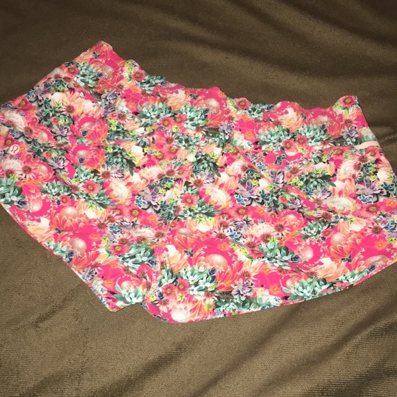 - Lululemon Athletica Flower Shorts - Picture 5 of 6
